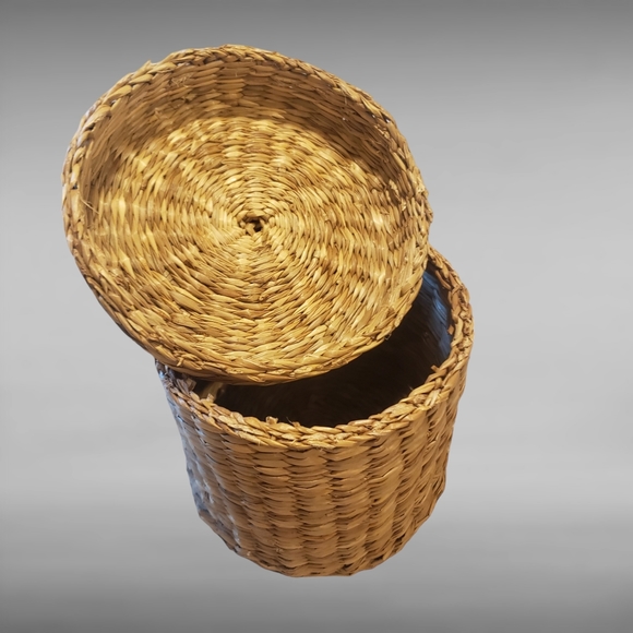 Vintage Small Woven Basket with Lid - Picture 4 of 7